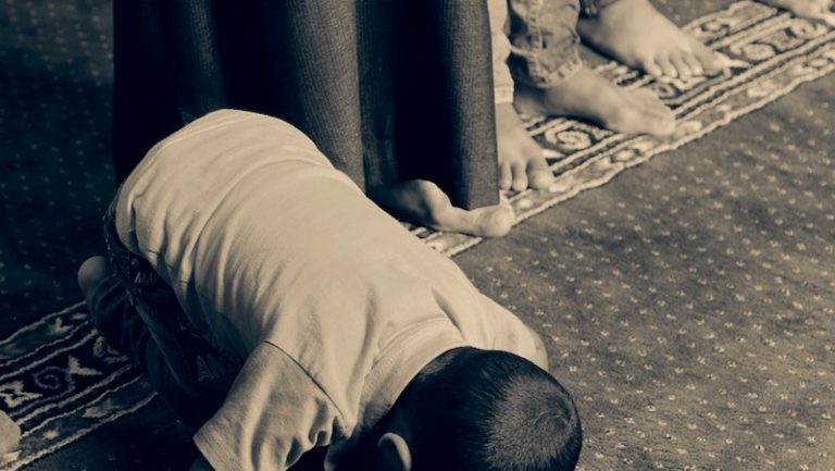 Mengajak Anak Shalat Berjamaah, Bisa Mulai dari Menjelaskan Manfaatnya