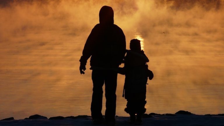 Ajarkan Anak Menebarkan Salam